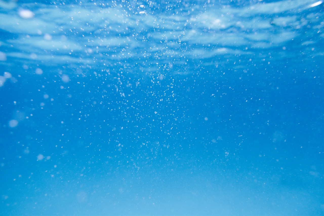 under-water-bright-blue-bubbles-in-ocean-horizontal-5002x3335-image-file-518174538