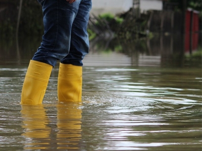 Rubber boots with flood; Adobe Stock: 100734575